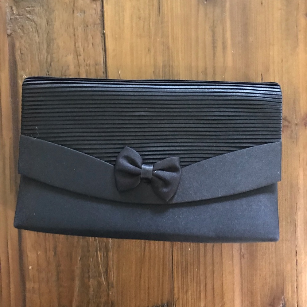 La Regale black clutch